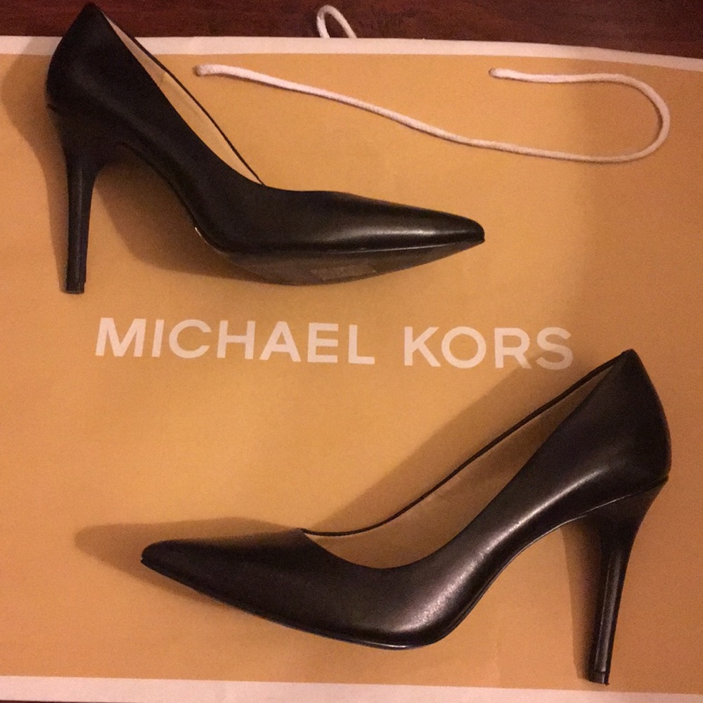 Michael kors black heels size 8.5M